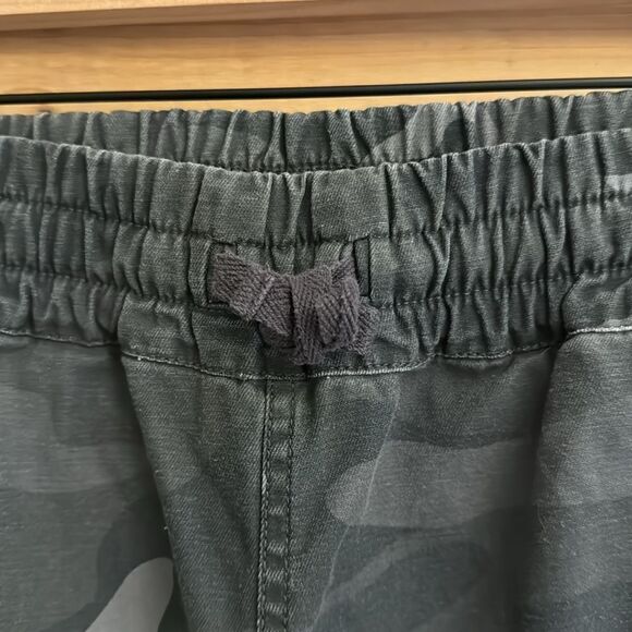 Tna Aritzia Size XSmall Dark Camo Camouflage Print Jogger Pants - Picture 6 of 12